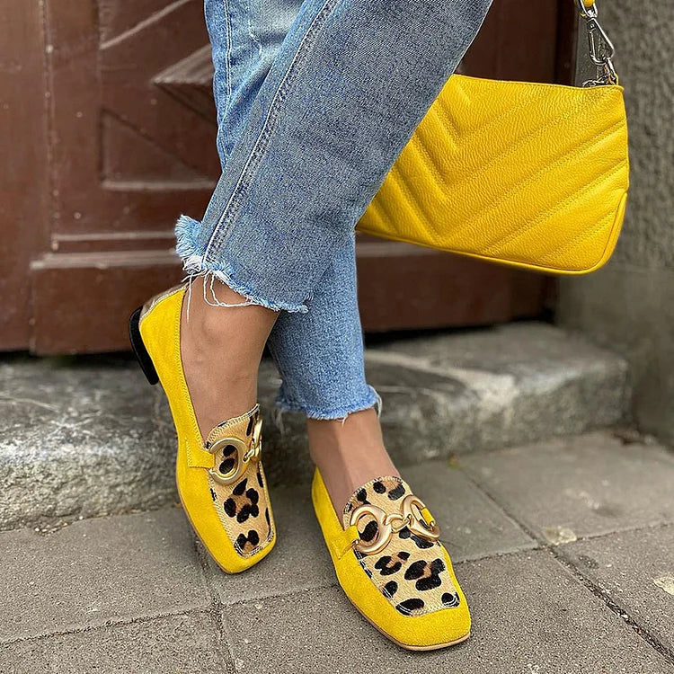 Mocasín amarillo con detalle de estampado animal