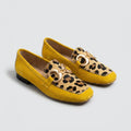 Mocasín amarillo con detalle de estampado animal